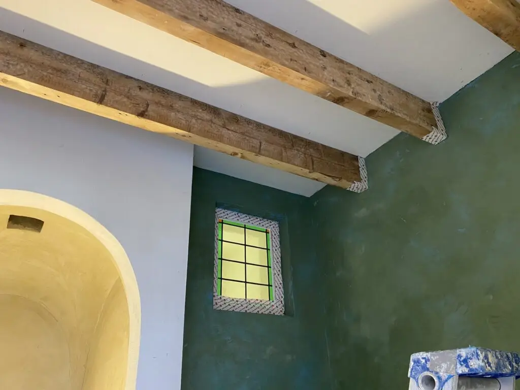 Diensten Diepgroene kalkafwerking met houten balken en glas-in-lood