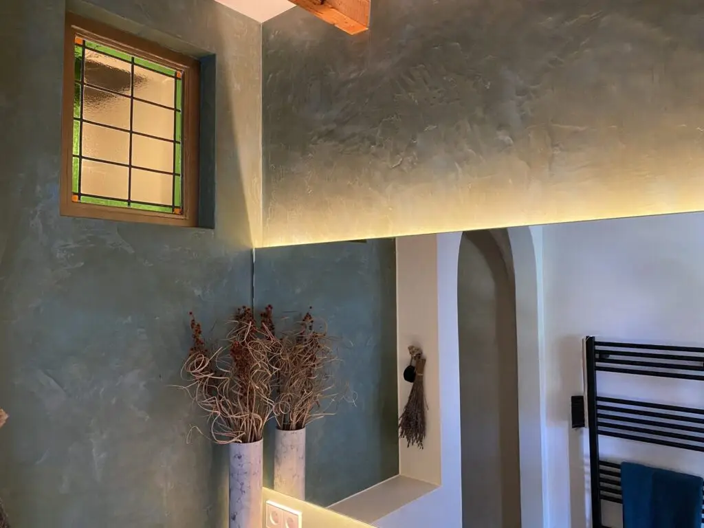 Projecten Stucwand in groenblauw met indirecte verlichting en boognis