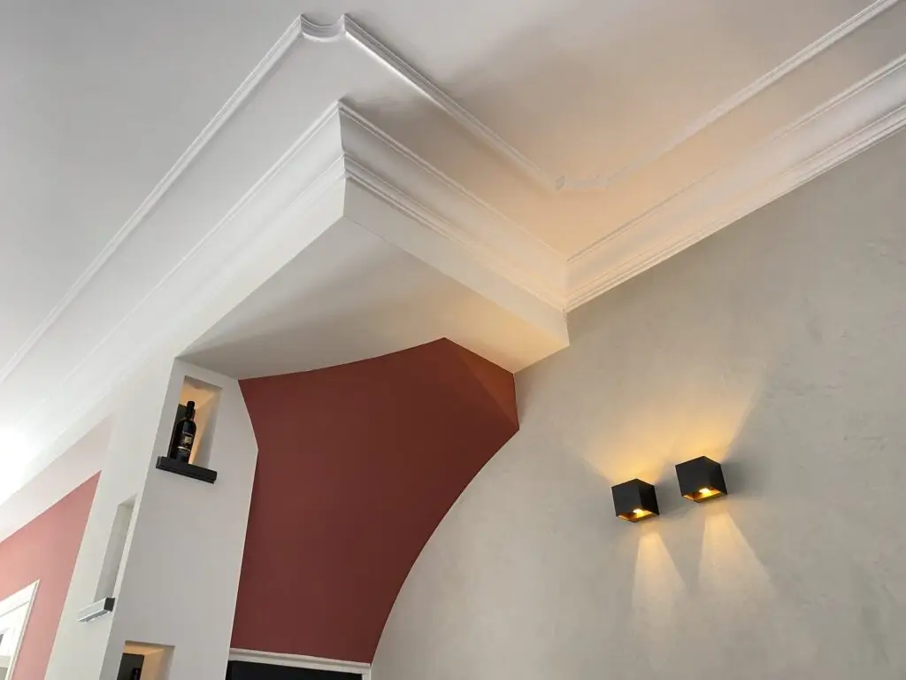 Projecten Zolderkamer met ronde stucovergangen en terracotta accentwand