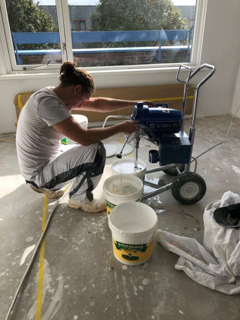 Projecten De spuitinstallatie wordt gereedgemaakt